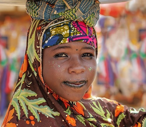 Fille haoussa vendant de la nourriture sur le marché à Birnin Kebbi, au Nigeria.